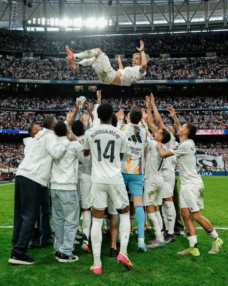 7年首次国家德比输4球!皇马球迷提前离开伯纳乌 7年首次国家德比输4球!皇马球迷提前离开伯纳乌