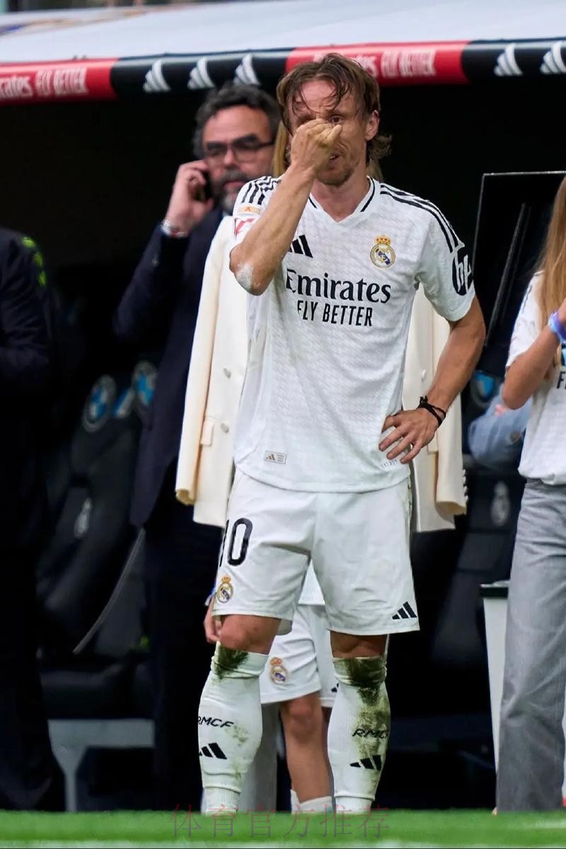 7年首次国家德比输4球!皇马球迷提前离开伯纳乌 7年首次国家德比输4球!皇马球迷提前离开伯纳乌